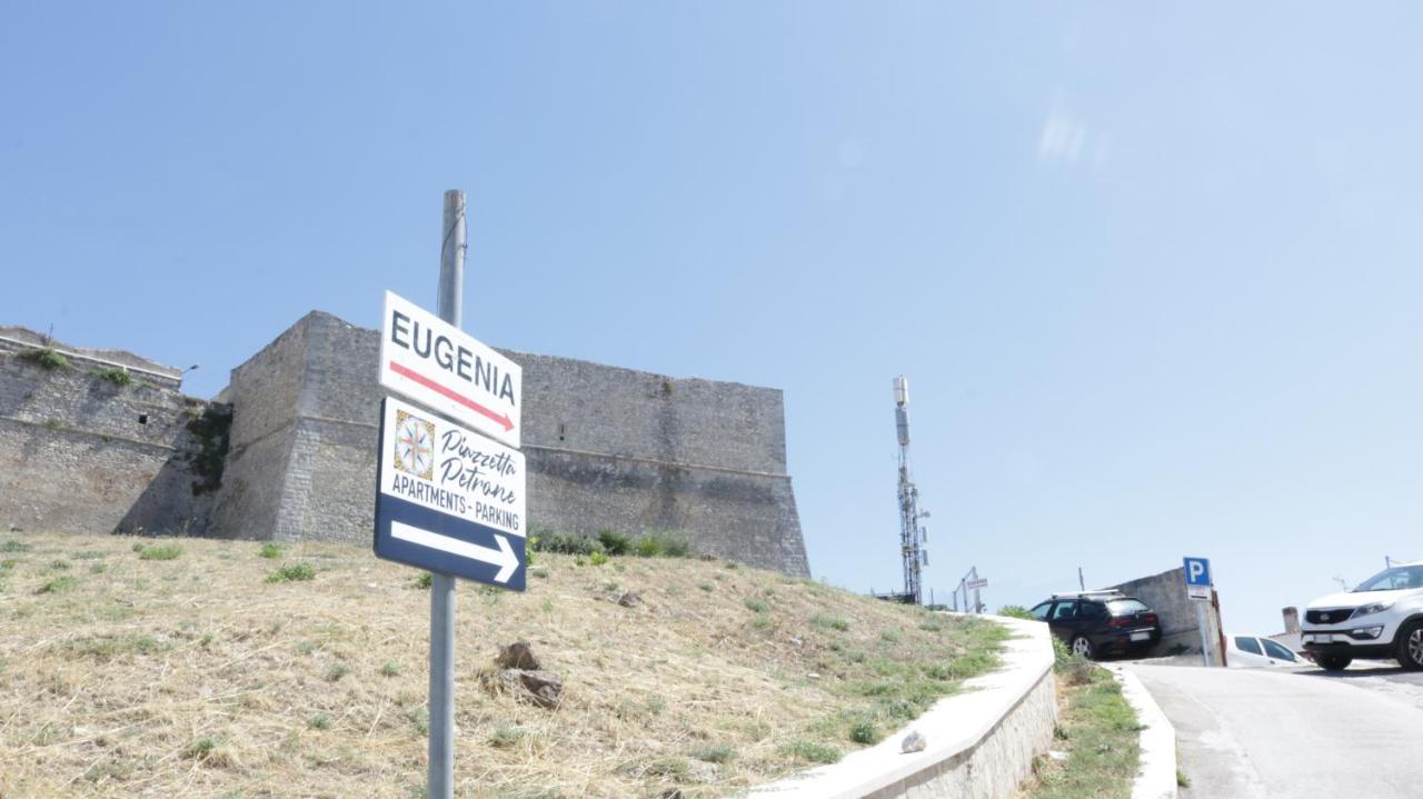 Piazzetta Petrone Apartments + Parking Vieste Eksteriør bilde