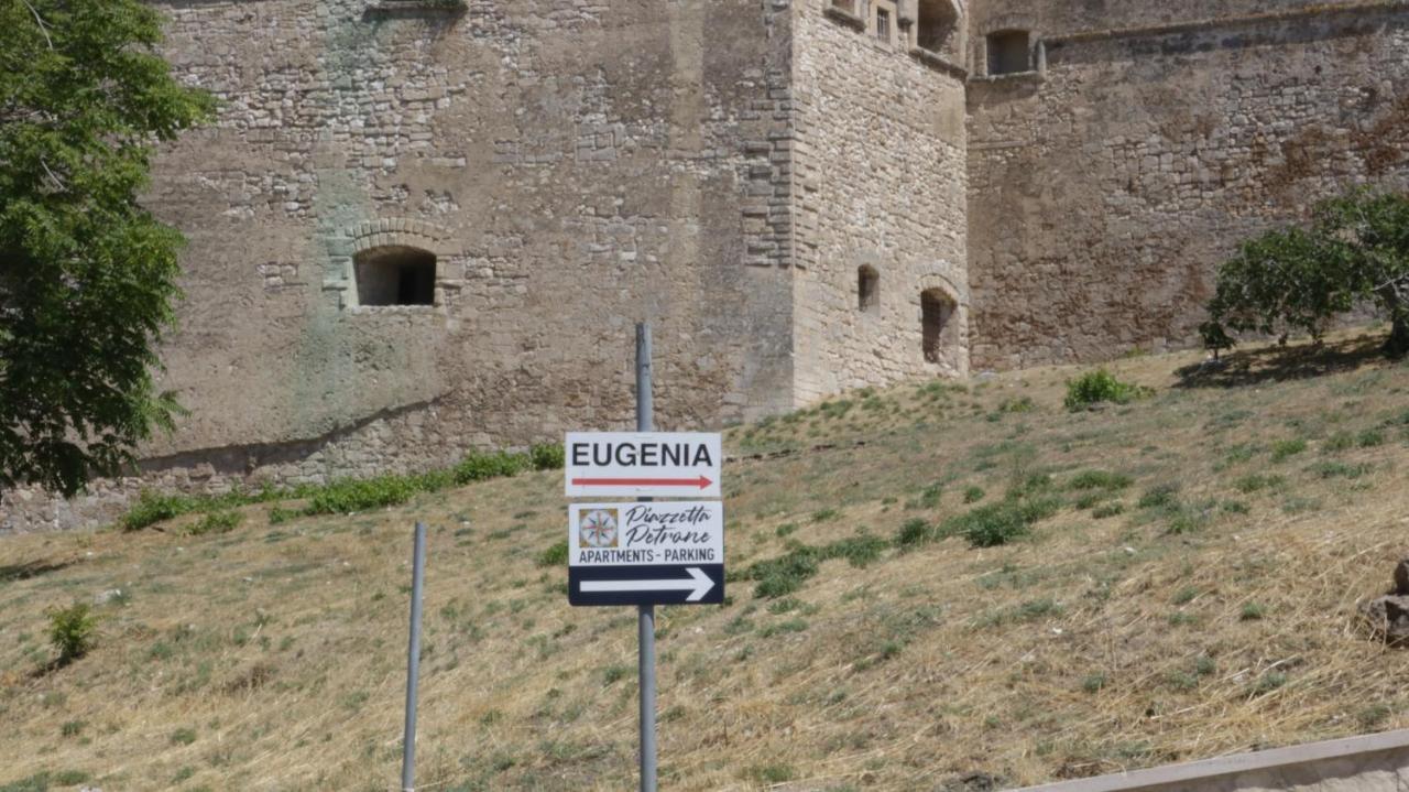 Piazzetta Petrone Apartments + Parking Vieste Eksteriør bilde
